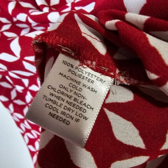EUC LOFT RED WHITE GEOMETRIC FLORAL PRINT BUTTON DOWN CAP SLEEVES TOP SZ SMALL - Picture 9 of 12